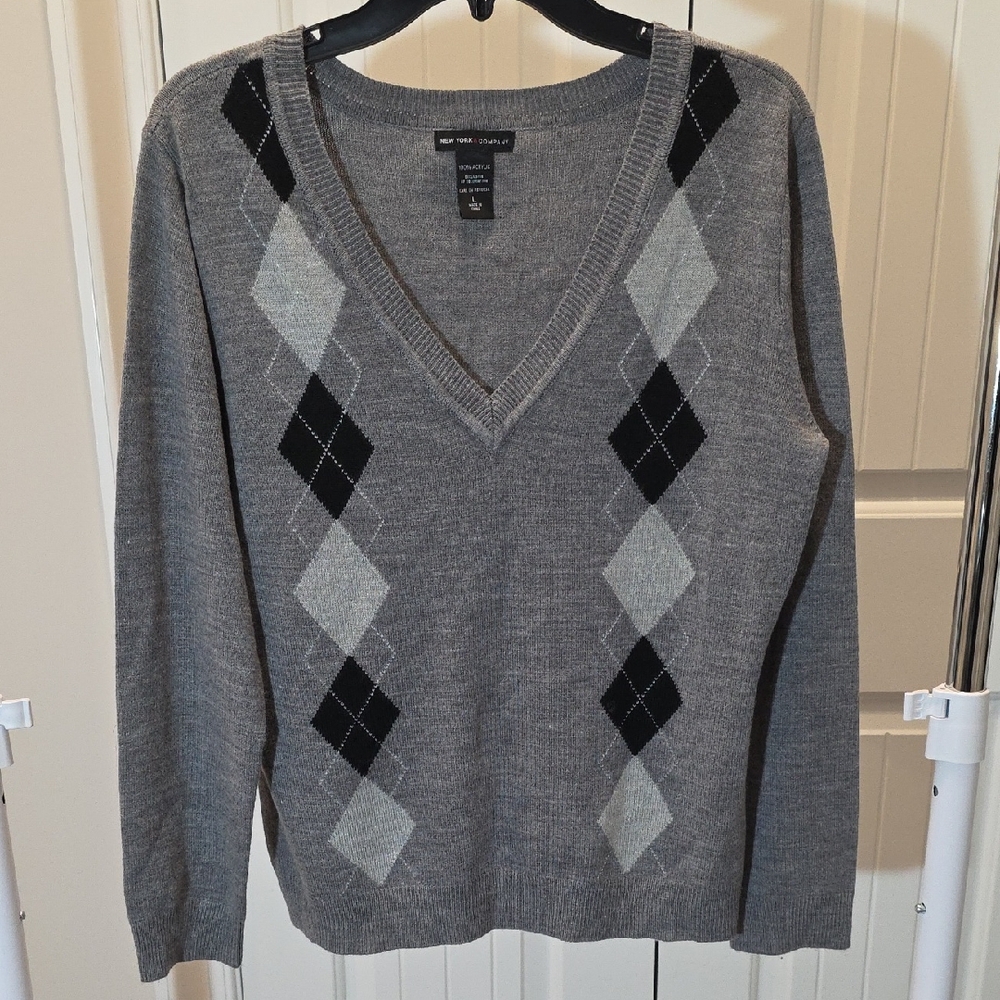 New York & Company Gray V-Neck Argyle Sweater